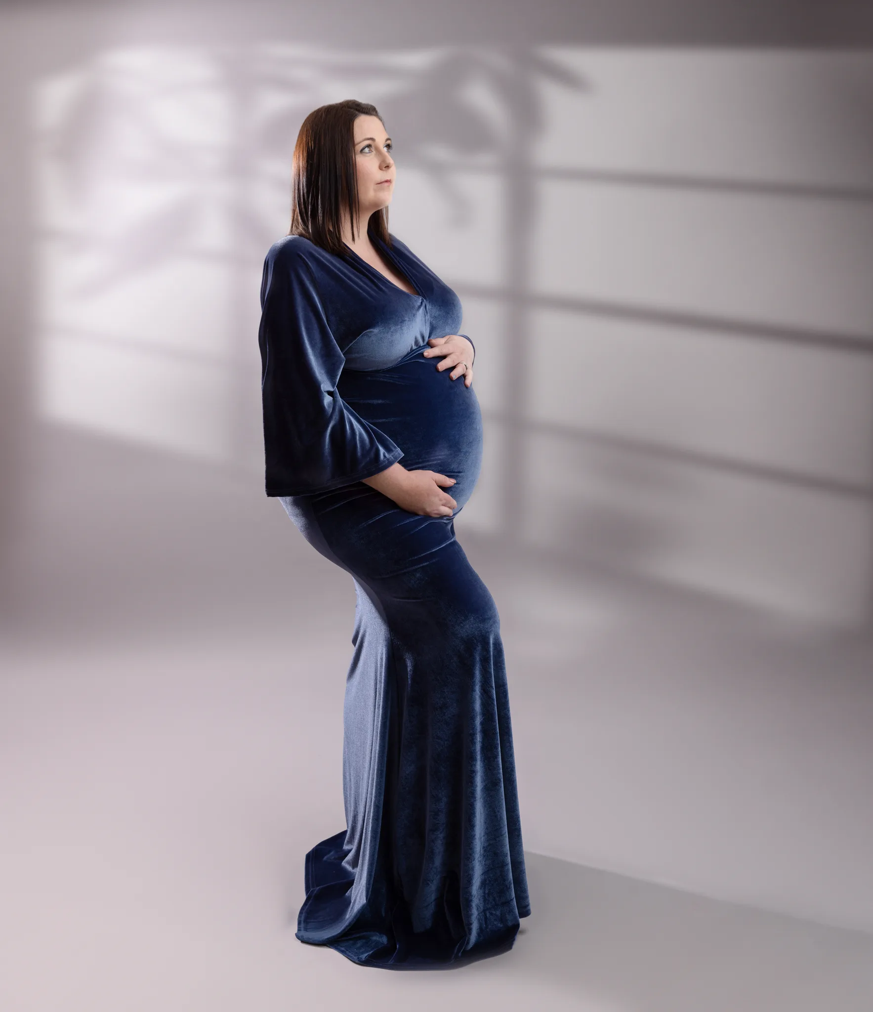 sharon_lewis_photography_maternity_image_Bridgwater Pregnancy image of lady in blue velvet maternity gown