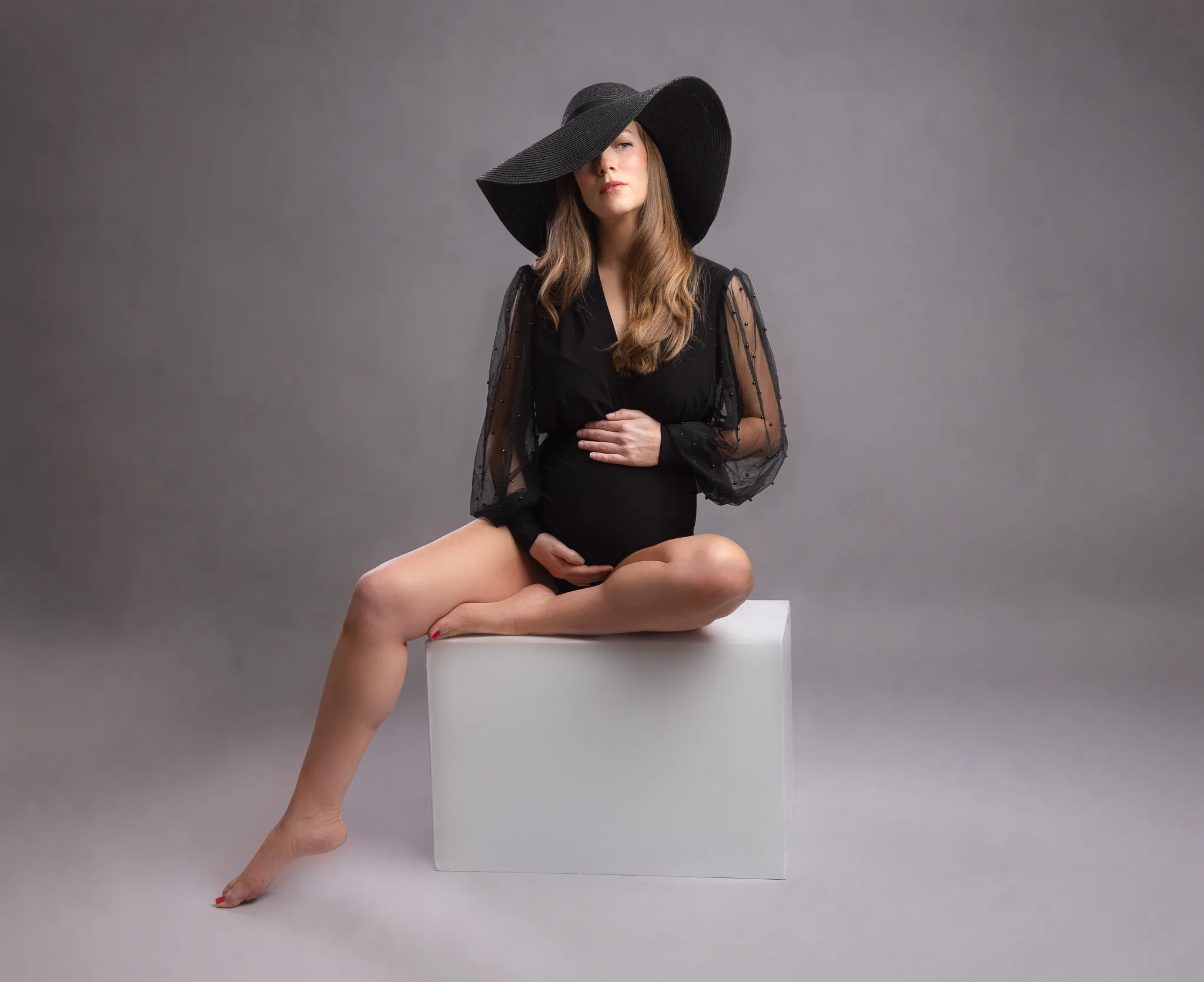 lucy1-2048px- pregnancy lady in black outfit and hat in Bridgwater photography studio